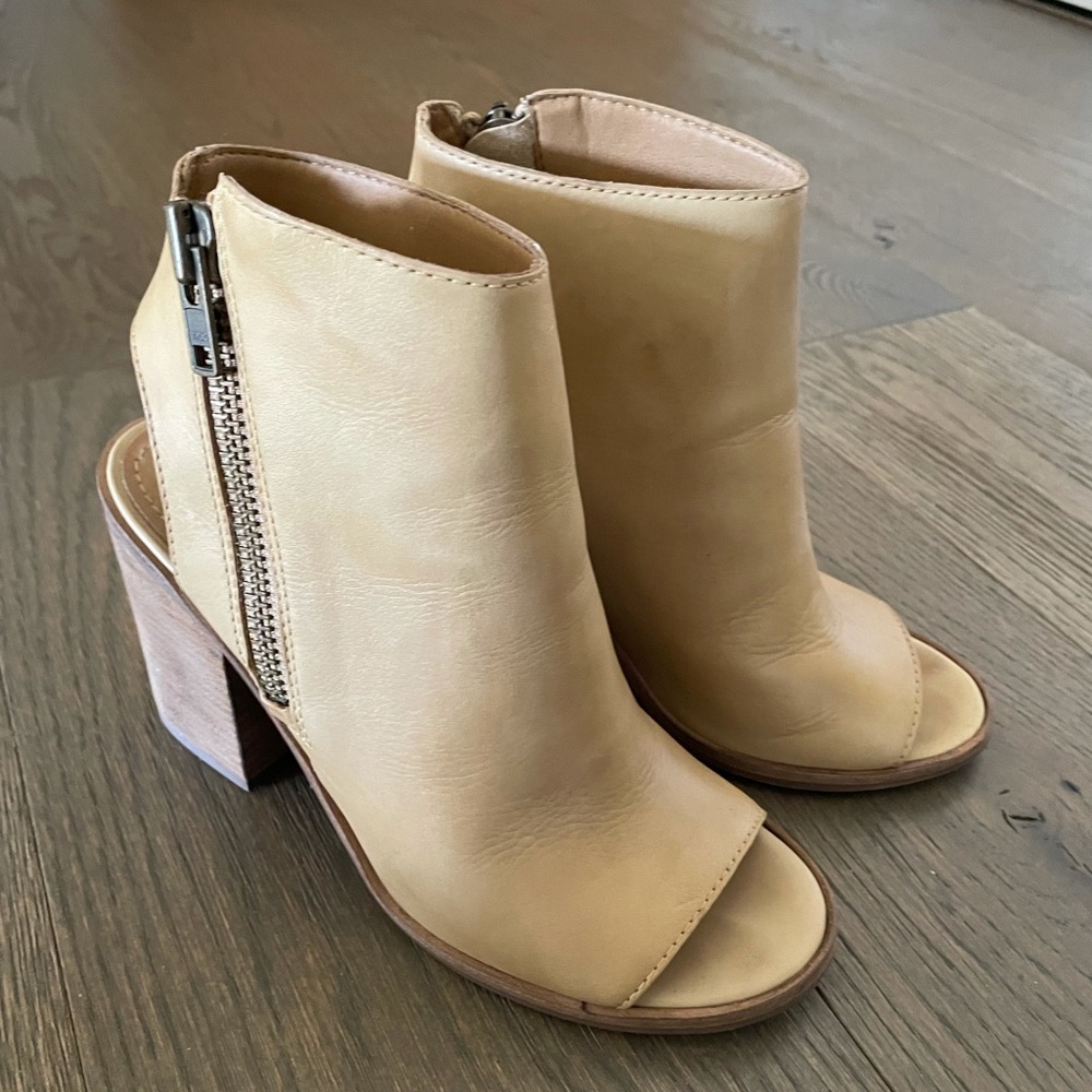 Steve Madden block heels. 7.5 Beige